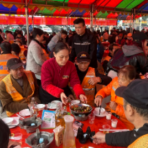 年猪宴摆进社区，邻里同桌迎新年