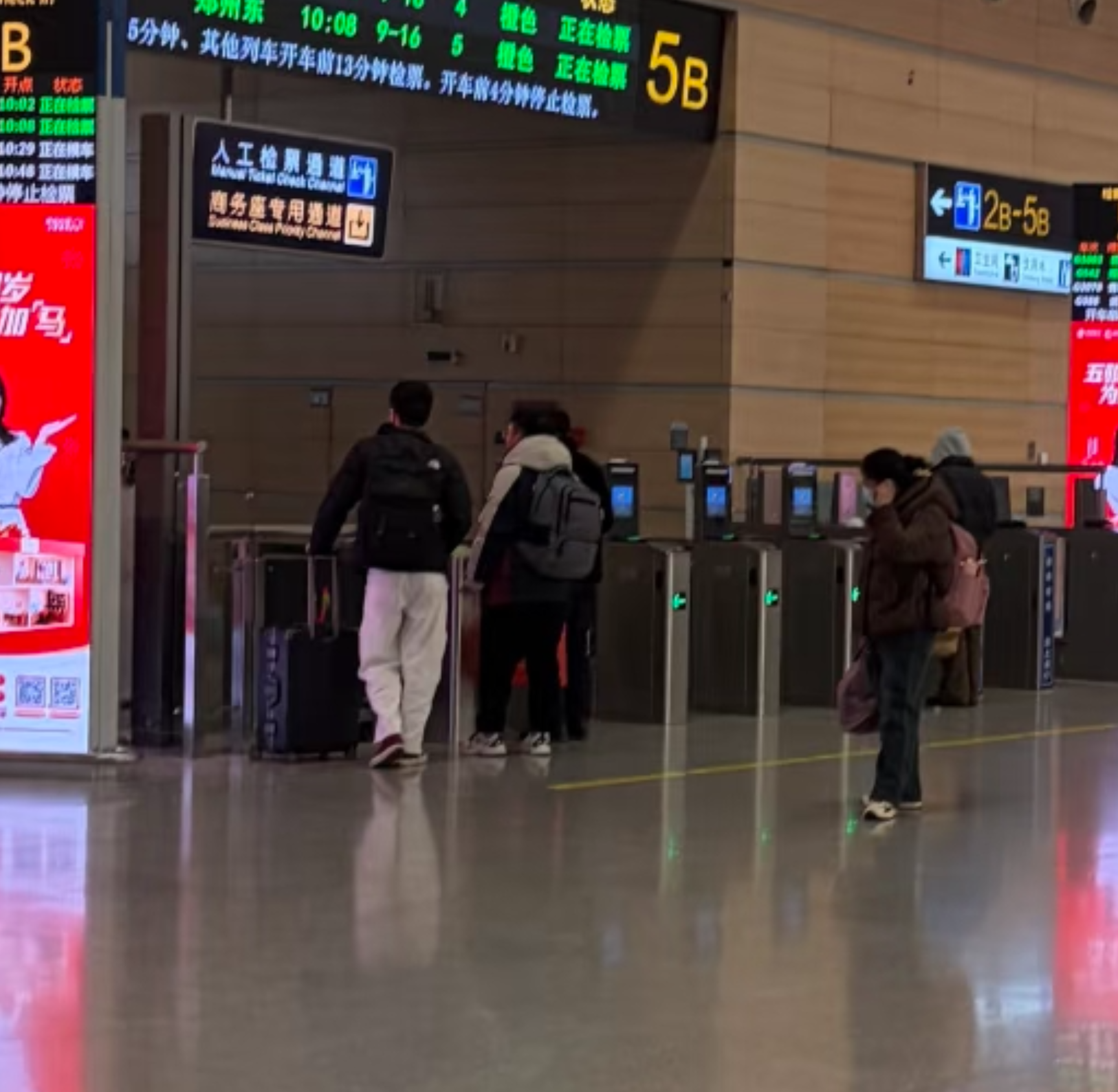 高铁客流攀升，长沙南站发布“错峰进站”指南