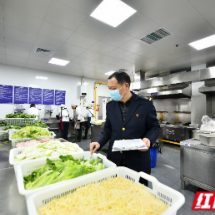 春运守护者｜一个守“胃”，一个守“路”：钢轨上的春运父子兵