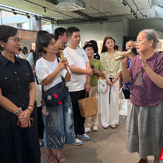 蔡皋萧翱子母女携“向着幸福奔跑”画展走进株洲乡村
