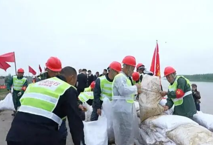 观潮的螃蟹丨湖南村干部的这堂防汛课开在大堤上