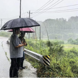 他们在风雨中撑起“安全伞”