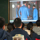 资兴市唐洞街道:选调生上思政课,校园里撒播“红色”种