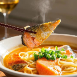 郴品郴味 “湘”当有味丨东江湖金汤三文鱼头粉：匠心打造湖湘美食新名片