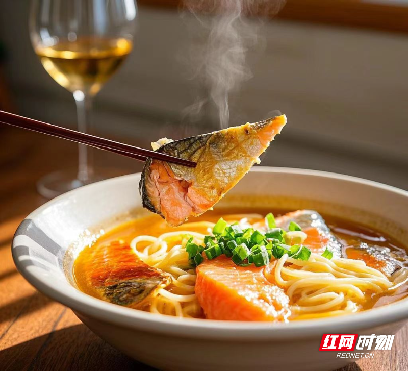 郴品郴味 “湘”当有味丨东江湖金汤三文鱼头粉：匠心打造湖湘美食新名片
