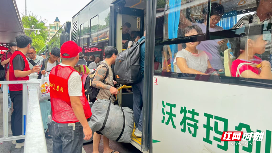郴州：暴雨中的“转运大协同” 7500余名旅客获有序疏导