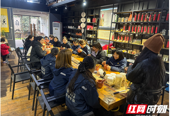 湖南高速集团回龙铺中心收费站开展“三八”妇女节香囊DIY活动