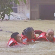 防汛一线丨救援人员横渡激流及时转移6名群众