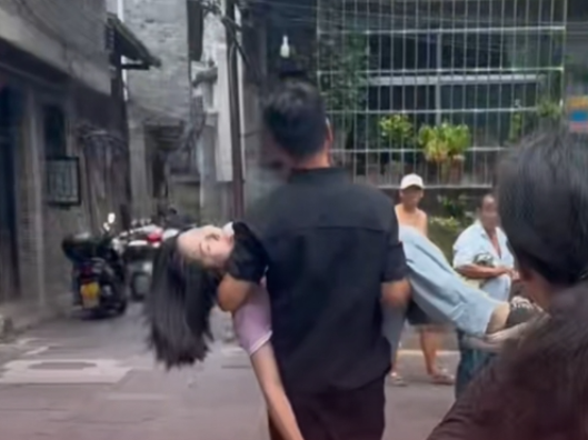 凤凰古城内一游客突然晕倒 退役军人李利萌迅速救援