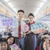 万米高空邂逅千年瓷韵 湖南航空主题航班带旅客沉浸式体验釉下彩魅力
