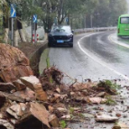 平江县公路建设和养护中心高效处置雨季公路塌方险情