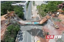 G4京港澳高速耒宜改扩建项目三座跨线天桥成功拆除