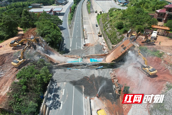 G4京港澳高速耒宜改扩建项目三座跨线天桥成功拆除