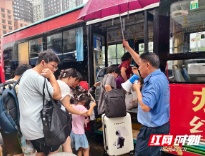 根据雨势变化途经湖南的列车将动态调整 铁路部门积极转运受暴雨影响旅客