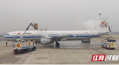 18台除冰车已就位！长沙机场全面筑牢冬季运行安全屏障