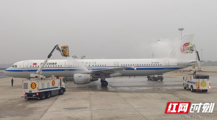 18台除冰车已就位！长沙机场全面筑牢冬季运行安全屏障