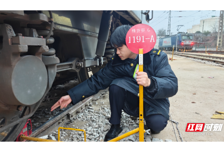 春运守护者丨22岁，在奔驰的机车上“长大”