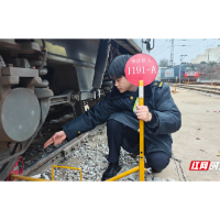 春运守护者丨22岁，在奔驰的机车上“长大”