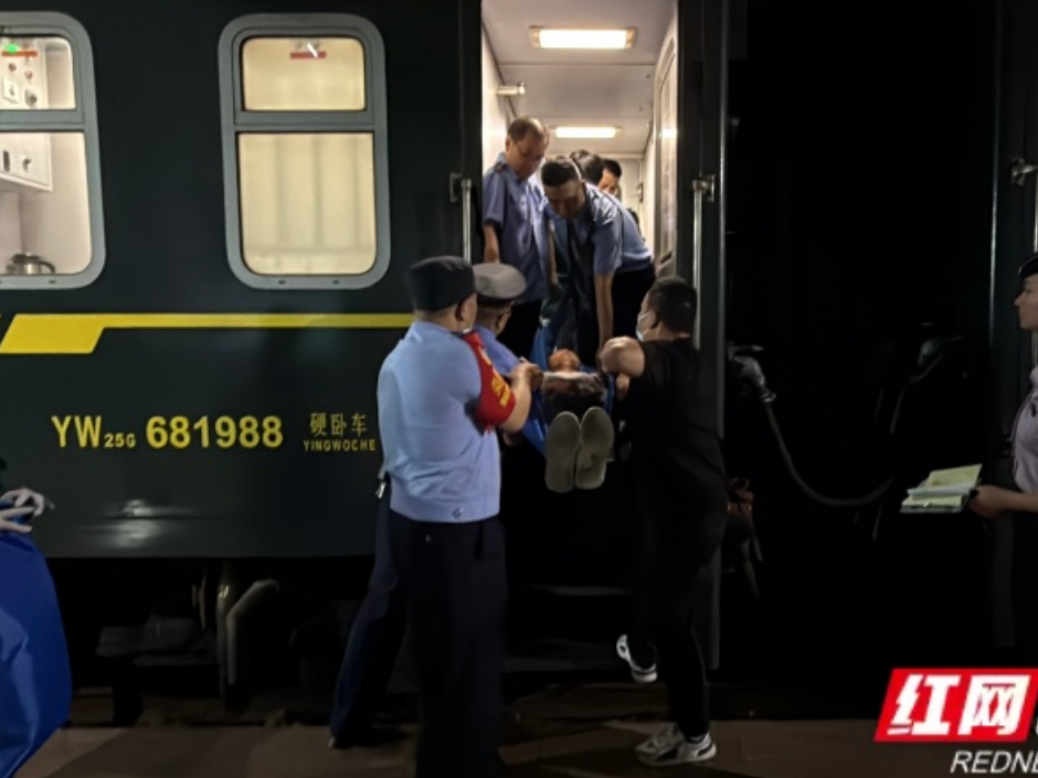 汨罗站7分钟完成紧急转运 为重病旅客抢通生命通道