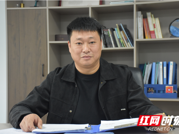 “箱”亲“箱”爱丨蓝山勤工箱包有限公司陈伟：以“传帮带”织就产业纽带 用“分订单”共绘发展蓝图