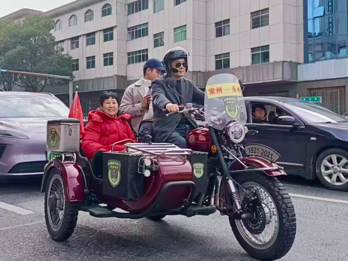 新春走基层丨孝心无惧千里！常州儿子开三轮摩托车带母圆梦永州，只因母亲一句“想去看看湘超冠军城”