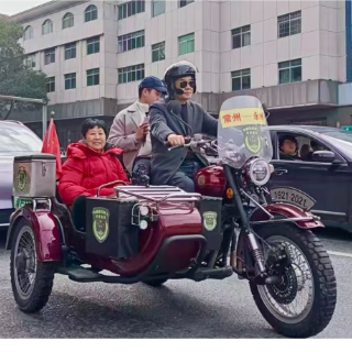 新春走基层丨孝心无惧千里！常州儿子开三轮摩托车带母圆梦永州，只因母亲一句“想去看看湘超冠军城”