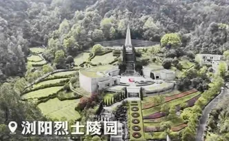 国防科大学员和国防科大八一小学联合开展绿军装牵手红领巾共祭英烈活动