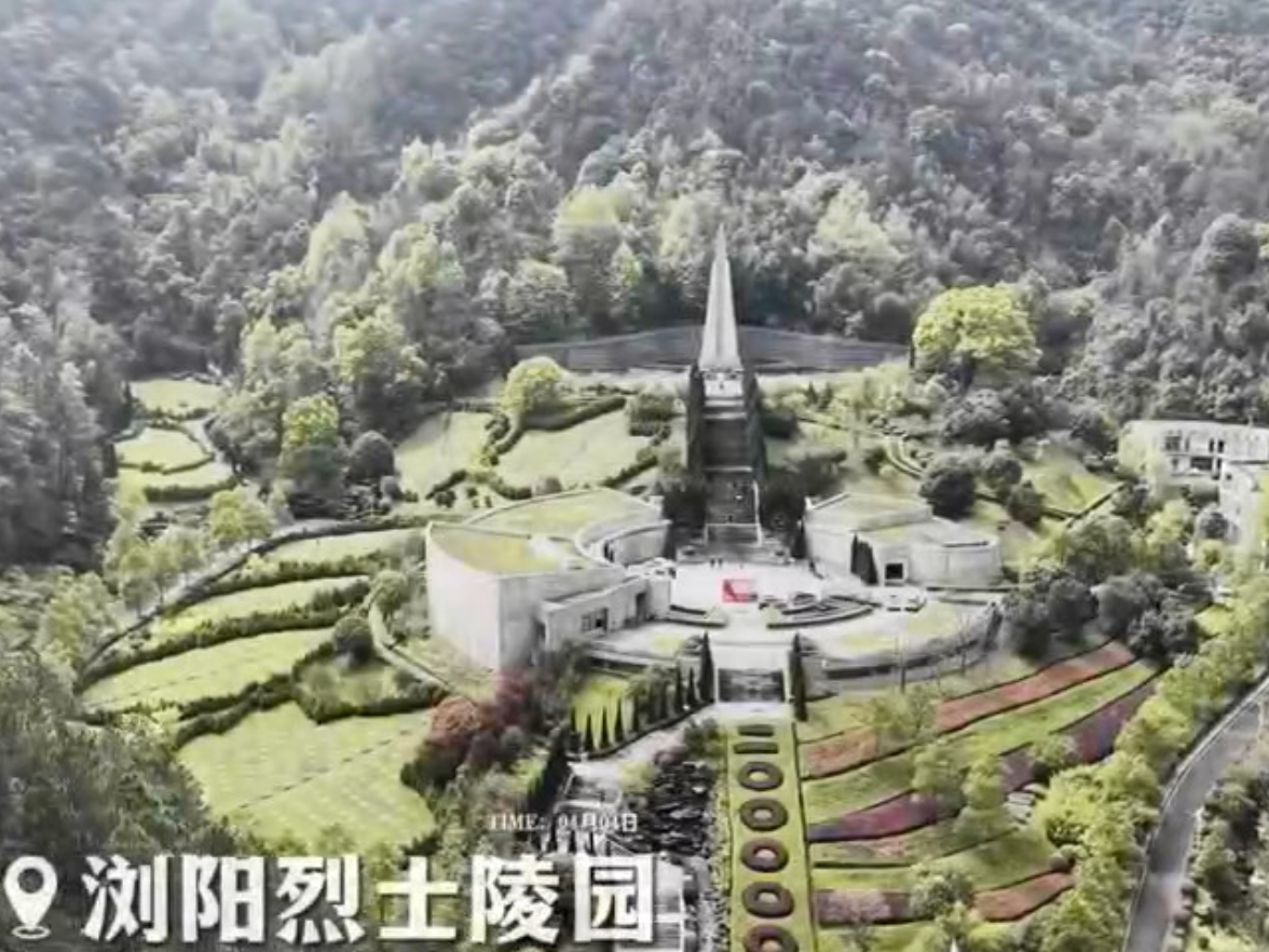国防科大学员和国防科大八一小学联合开展绿军装牵手红领巾共祭英烈活动