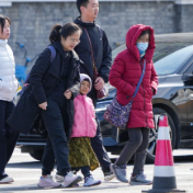 好评中国·漫评丨降温不“降暖” “暖”里过冬更从容