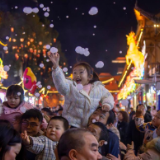 好评中国丨多元场景激活消费,文化自信点亮春光