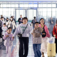 好评中国丨“大动脉”涌动假日活力，见证中国经济蓬勃生机