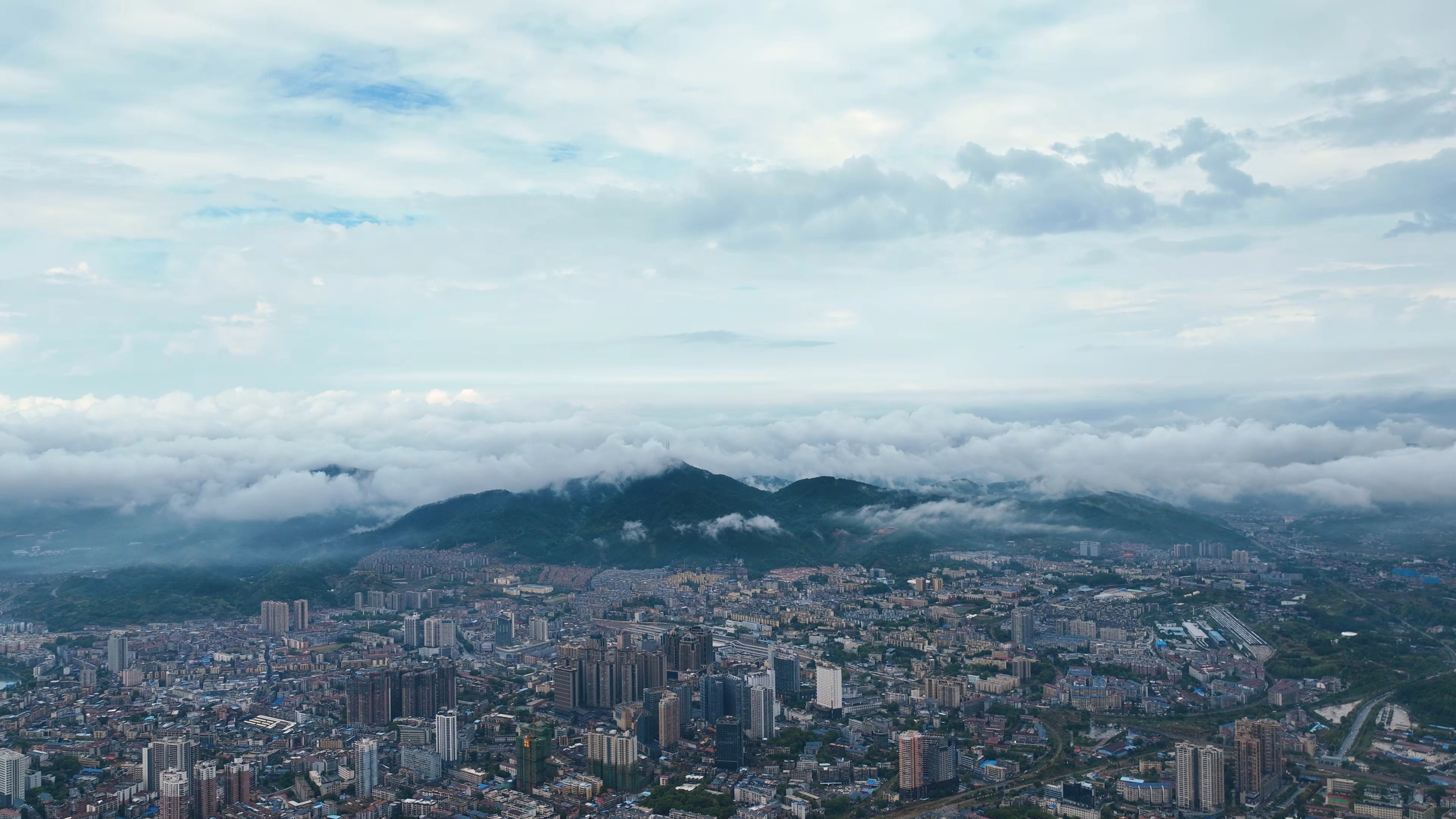 雨霁鹤城现云海 彩虹飞架添浪漫