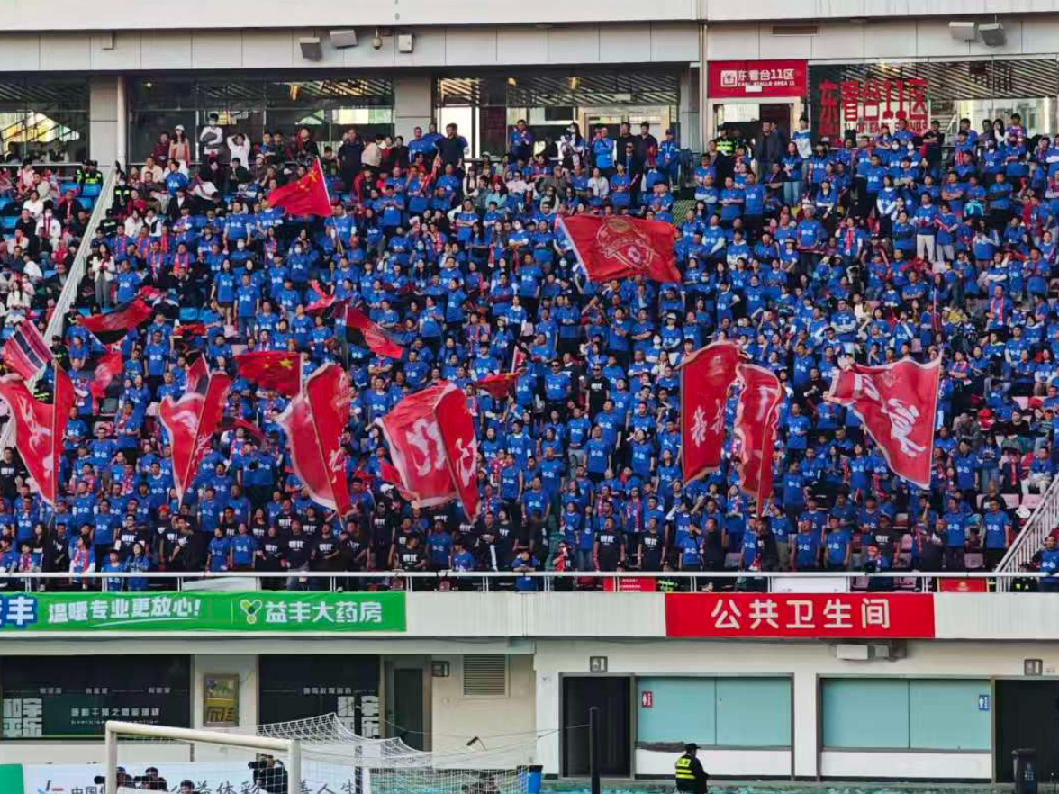 “湘超”怀化球迷远征侧记③丨旗帜之下,是心之所向