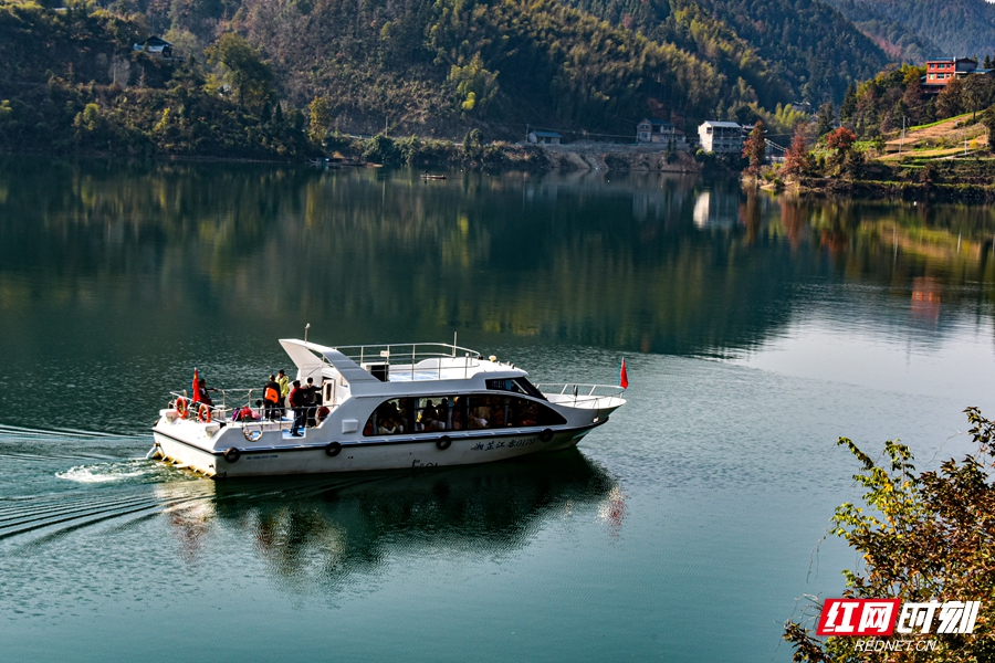 豪华游艇湖中游.jpg
