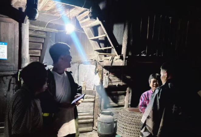 防汛一线 | 连夜转移群众320人 中方县铜湾镇党员干部当好防汛一线“守夜人”