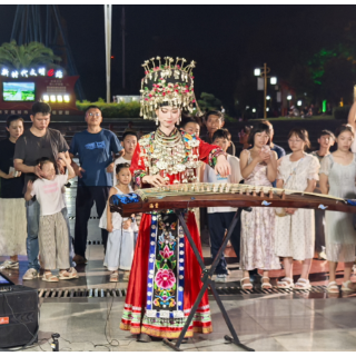 视频｜千万粉丝博主现身怀化弹奏古筝，夜色下的这一幕绝了！