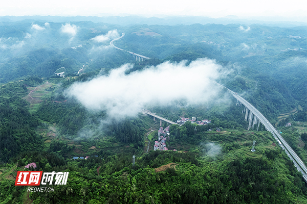 云端下的新溪村。.jpg