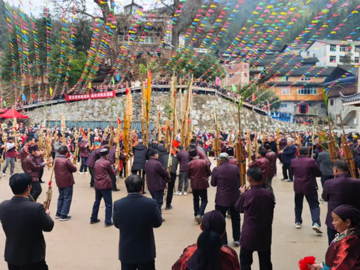 通道德高苗寨：万人同欢闹新春