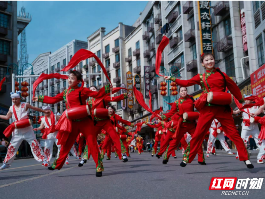 南北瑰宝荟萃 洪江古商城非遗巡游绘就流动画卷