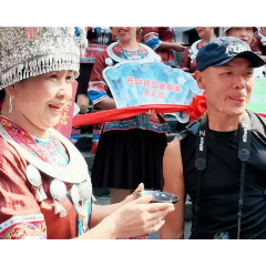 视频丨拦门酒拦不住热情！侗家拦门酒遇上豪气游客，“黔阳古城三月三，我干了！”