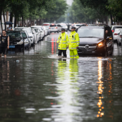 多地暴雨红色预警、降雨破历史极值 ，这么“横”的原因是……