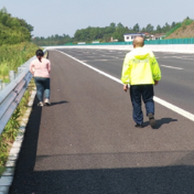 湖南高速集团湘潭分公司联手警方成功救助高速公路上受困外籍女子
