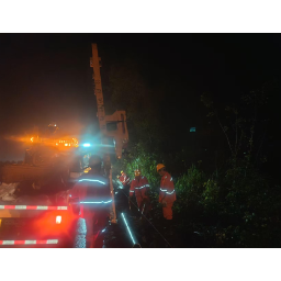 雨中协同十余小时 京港澳高速临长段多部门高效完成救援抢修
