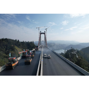 通车在望!洞庭溪沅水特大桥完成沥青桥面摊铺