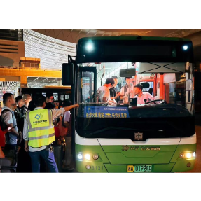 湖南长沙望城区首条“网约公交车”试运营