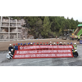 桂新高速正式迈入路面结构层施工阶段