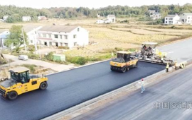 益阳市虎山路项目全线基本拉通 路面施工冲锋号全面吹响