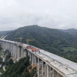 城龙高速关键控制性工程汀坪溪大桥合龙