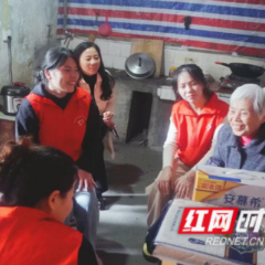 情系“夕阳” 永州师专学子为老人送关怀