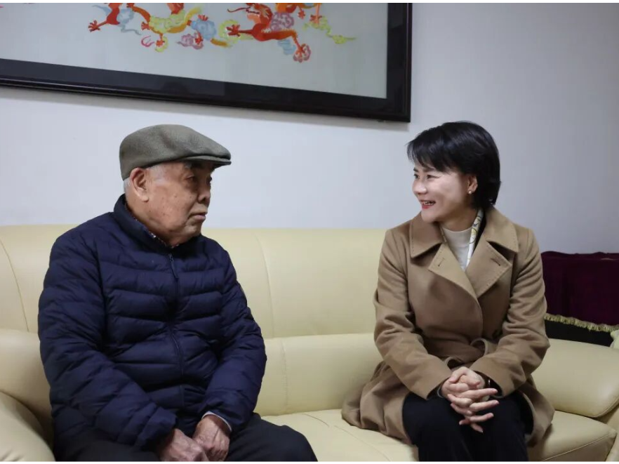 崔晓春节⾛访看望老领导老同志